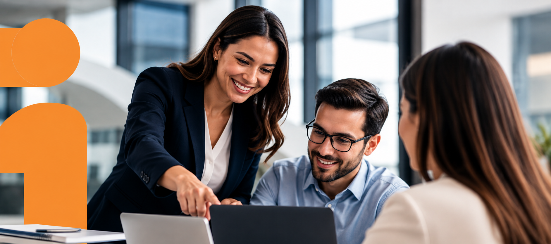 Equipo de INNOVAEDU especializado en estrategia comercial y marketing para instituciones educativas